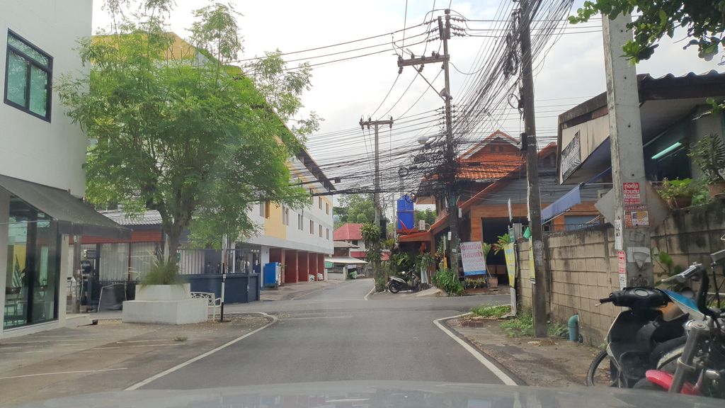 ภาพถนนตรงที่ วิเศษเซอร์วิสซ่อมมอเตอร์ไซต์(ชินศิริ อาพาร์ท) ตั้งอยู่ ถ่ายโดย jrcarlsen พ.ศ. 2565 (2022) · A street-level view of where วิเศษเซอร์วิสซ่อมมอเตอร์ไซต์(ชินศิริ อาพาร์ท) · Wiset Service Som Motorcycle(chinsiri Aphat) stands, by jrcarlsen in 2565 (2022)