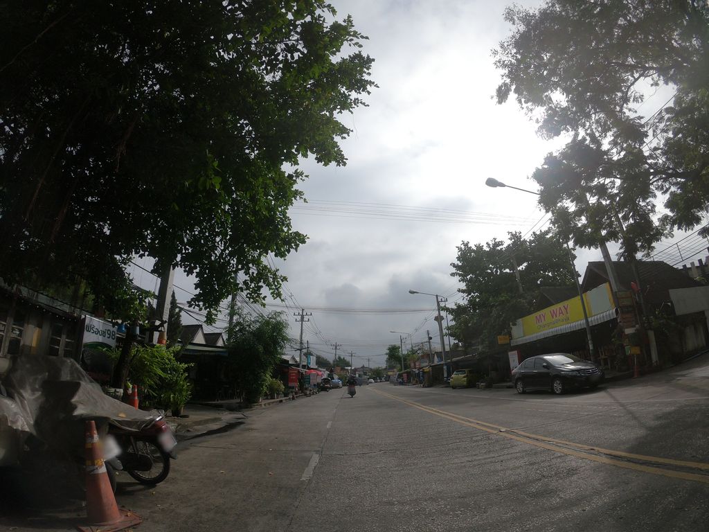 ภาพถนนตรงที่ ทองสุขมอเตอร์ ตั้งอยู่ ถ่ายโดย chanuwath_grab พ.ศ. 2562 (2019) · A street-level view of where ทองสุขมอเตอร์ · Thong Suk Motor stands, by chanuwath_grab in 2562 (2019)