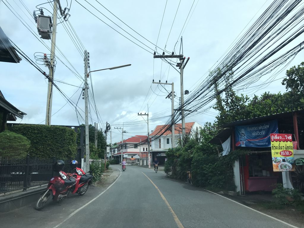 ภาพถนนตรงที่ ช่างวัช ช่อมมอเตอร์ไซค์ ตั้งอยู่ ถ่ายโดย prasert พ.ศ. 2561 (2018) · A street-level view of where ช่างวัช ช่อมมอเตอร์ไซค์ · Changwat Chom Motorcycle stands, by prasert in 2561 (2018)