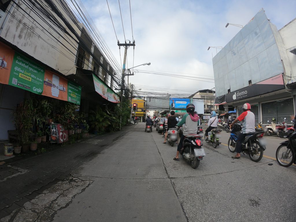 ภาพถนนตรงที่ โรจน์มอเตอร์ ตั้งอยู่ ถ่ายโดย chanuwath_grab พ.ศ. 2562 (2019) · A street-level view of where โรจน์มอเตอร์ · Rotmotoe stands, by chanuwath_grab in 2562 (2019)