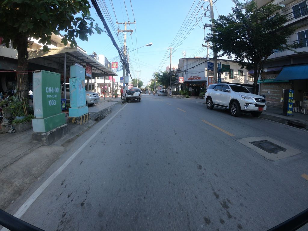 ภาพถนนตรงที่ ร้านออโต้พาร์ท ตั้งอยู่ ถ่ายโดย chanuwath_grab พ.ศ. 2562 (2019) · A street-level view of where ร้านออโต้พาร์ท · Ran Auto Phat stands, by chanuwath_grab in 2562 (2019)