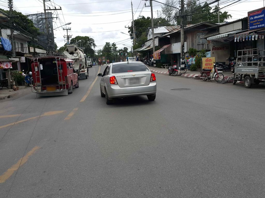 ภาพถนนตรงที่ เลิศมอเตอร์ ตั้งอยู่ ถ่ายโดย jrcarlsen พ.ศ. 2558 (2015) · A street-level view of where เลิศมอเตอร์ · Loetmotoe stands, by jrcarlsen in 2558 (2015)