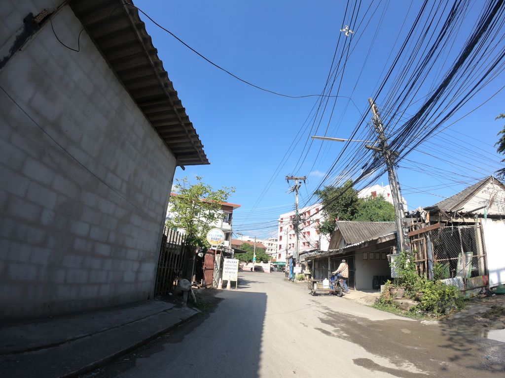 ภาพถนนตรงที่ เคม แฟคทอรี่ KEM ตั้งอยู่ ถ่ายโดย chanuwath_grab พ.ศ. 2562 (2019) · A street-level view of where เคม แฟคทอรี่ KEM stands, by chanuwath_grab in 2562 (2019)