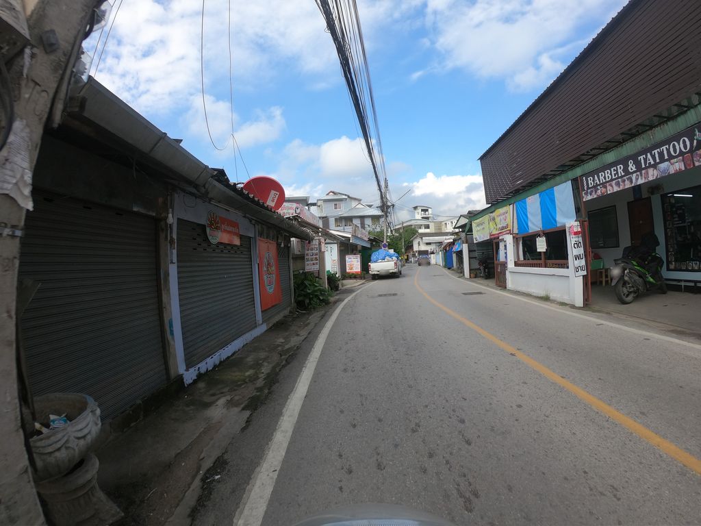 ภาพถนนตรงที่ 17/7 เจ็ดยอดบริการ ตั้งอยู่ ถ่ายโดย chanuwath_grab พ.ศ. 2562 (2019) · A street-level view of where 17/7 เจ็ดยอดบริการ · 17/7 Chet Yot Brikan stands, by chanuwath_grab in 2562 (2019)