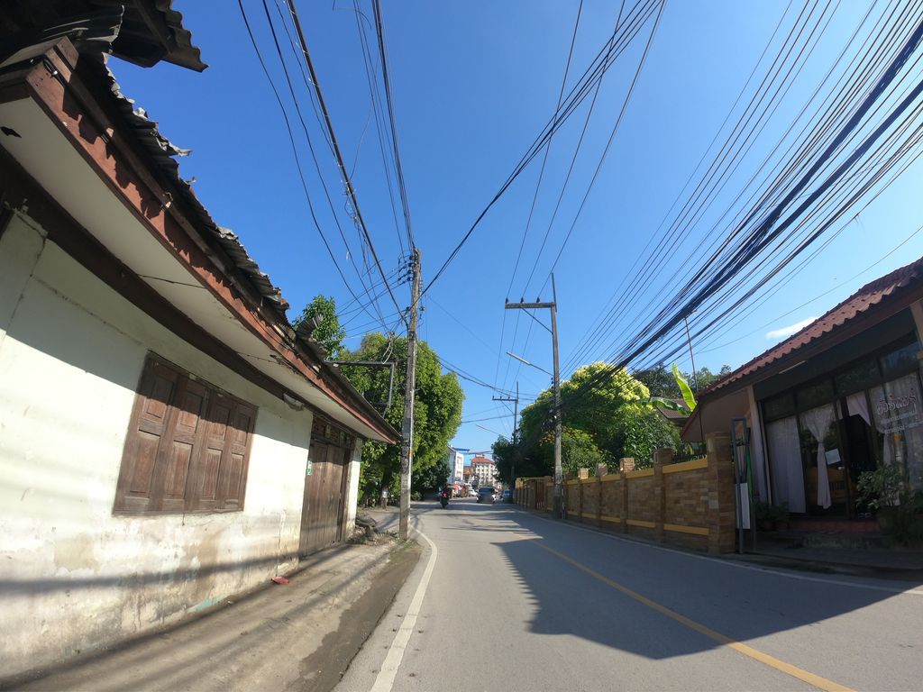 ภาพถนนตรงที่ ปุ้ยมอเตอร์ ตั้งอยู่ ถ่ายโดย chanuwath_grab พ.ศ. 2562 (2019) · A street-level view of where ปุ้ยมอเตอร์ · Puimotoe stands, by chanuwath_grab in 2562 (2019)