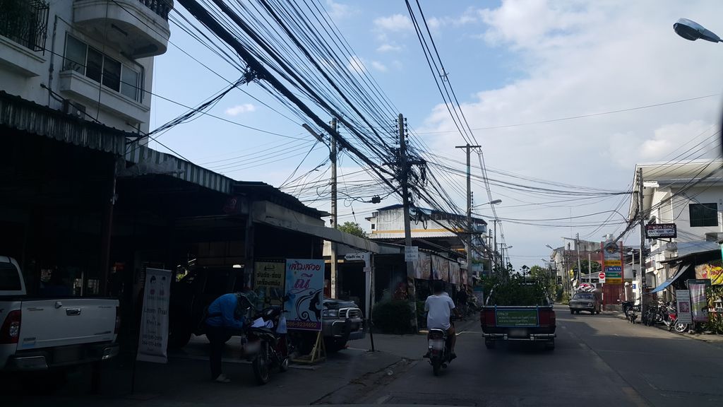 ภาพถนนตรงที่ แอร์ มอเตอร์ ตั้งอยู่ ถ่ายโดย jrcarlsen พ.ศ. 2559 (2016) · A street-level view of where แอร์ มอเตอร์ · Air Motor stands, by jrcarlsen in 2559 (2016)