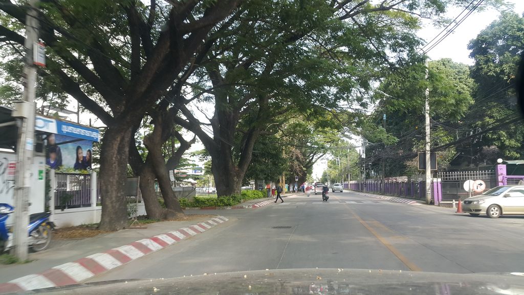ภาพถนนตรงที่ ช่างตี๋ ซ่อมมอเตอร์ไซค์ ตั้งอยู่ ถ่ายโดย jrcarlsen พ.ศ. 2562 (2019) · A street-level view of where ช่างตี๋ ซ่อมมอเตอร์ไซค์ · Changti Som Motorcycle stands, by jrcarlsen in 2562 (2019)
