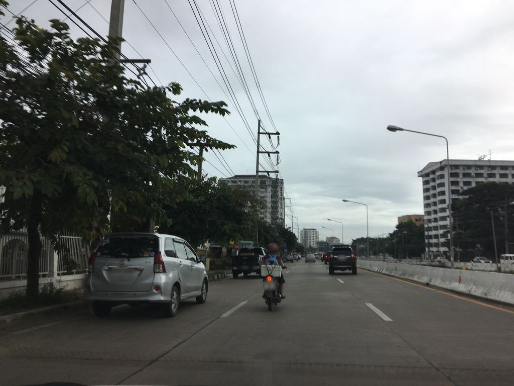 ภาพถนนตรงที่ ช่างตี๋ ยานยนต์ ตั้งอยู่ ถ่ายโดย wapriz พ.ศ. 2561 (2018) · A street-level view of where ช่างตี๋ ยานยนต์ · Changti Yanyon stands, by wapriz in 2561 (2018)