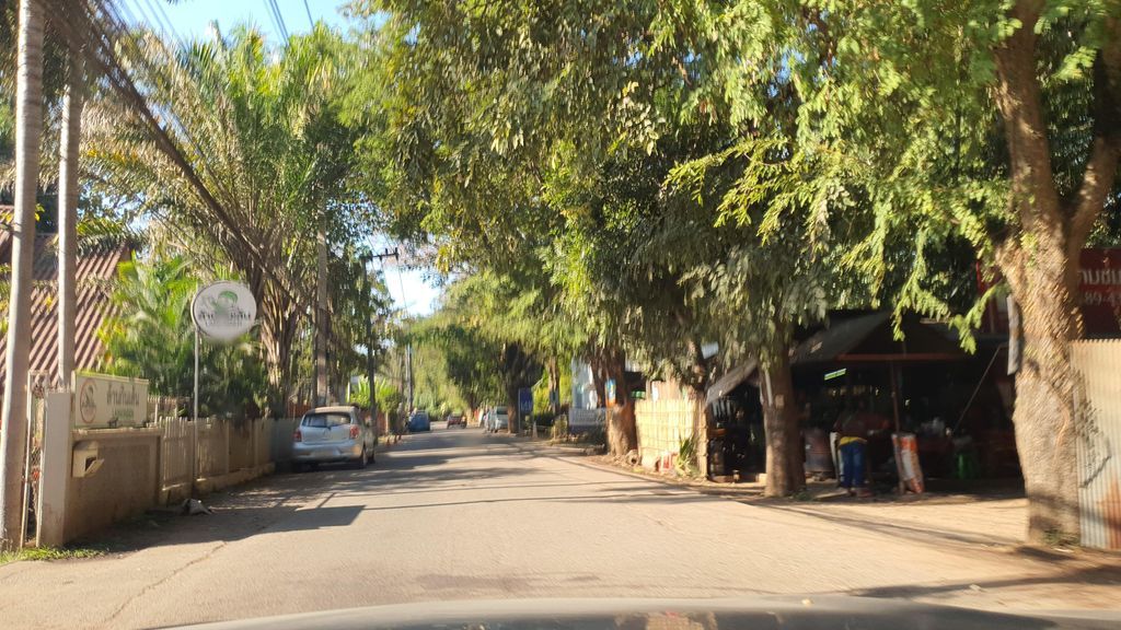 ภาพถนนตรงที่ นายฮ้อยมอเตอร์ ตั้งอยู่ ถ่ายโดย jrcarlsen พ.ศ. 2565 (2022) · A street-level view of where นายฮ้อยมอเตอร์ · Naihoi Motor stands, by jrcarlsen in 2565 (2022)