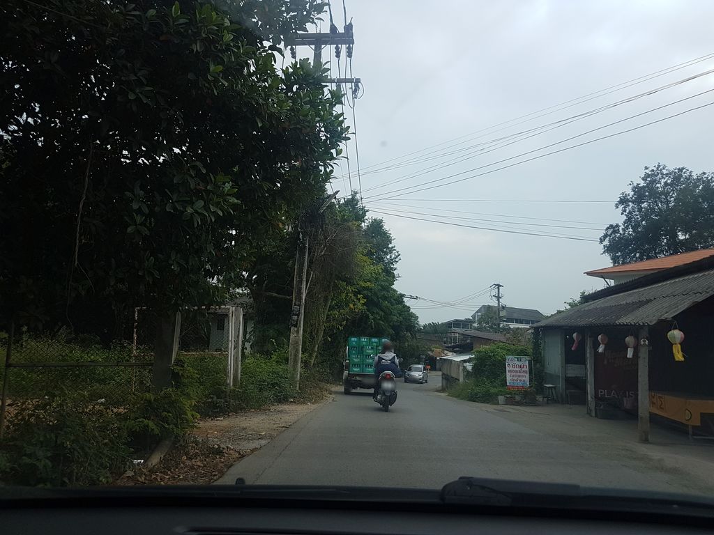 ภาพถนนตรงที่ นัก เซอร์วิส ตั้งอยู่ ถ่ายโดย ekkarin พ.ศ. 2561 (2018) · A street-level view of where นัก เซอร์วิส · Nak Service stands, by ekkarin in 2561 (2018)