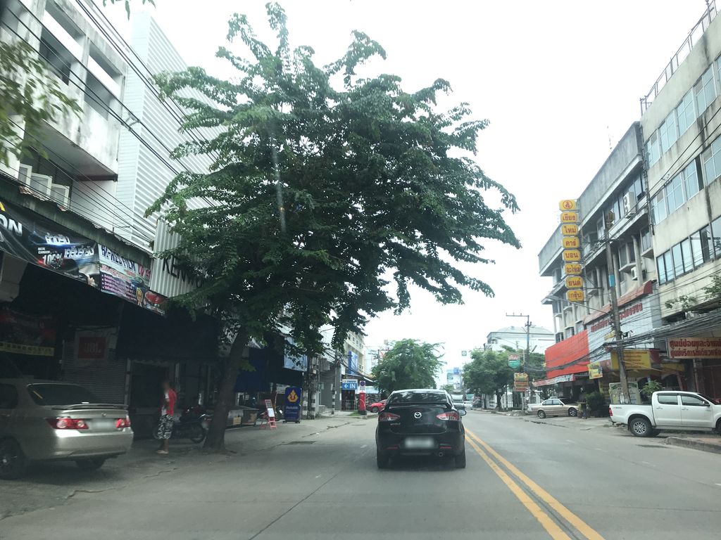 ภาพถนนตรงที่ ซ่อมมอเตอร์ไซค์ ตั้งอยู่ ถ่ายโดย prasert พ.ศ. 2561 (2018) · A street-level view of where ซ่อมมอเตอร์ไซค์ · Som Motorcycle stands, by prasert in 2561 (2018)