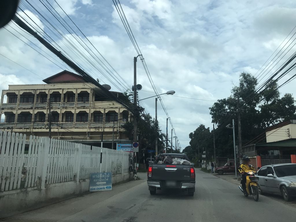 ภาพถนนตรงที่ ดิวเซอร์วิส ตั้งอยู่ ถ่ายโดย prasert พ.ศ. 2561 (2018) · A street-level view of where ดิวเซอร์วิส · Diosoewit stands, by prasert in 2561 (2018)