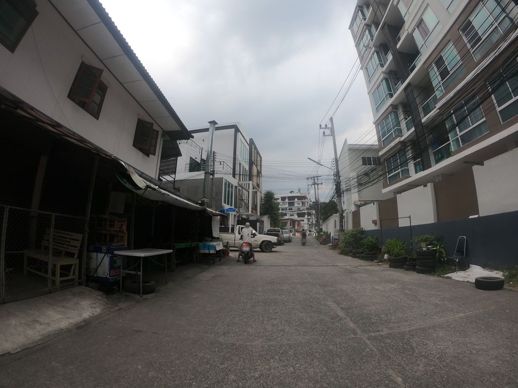 ภาพถนนตรงที่ พิทักษ์ยนตกิจ ตั้งอยู่ ถ่ายโดย chanuwath_grab พ.ศ. 2562 (2019) · A street-level view of where พิทักษ์ยนตกิจ · Phithak Yanot Kit stands, by chanuwath_grab in 2562 (2019)