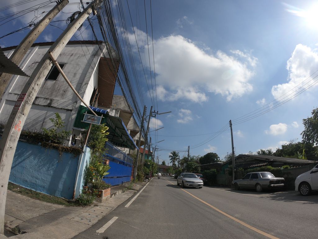 ภาพถนนตรงที่ ไนทเซอร์วิส ตั้งอยู่ ถ่ายโดย chanuwath_grab พ.ศ. 2562 (2019) · A street-level view of where ไนทเซอร์วิส · Naithasoewit stands, by chanuwath_grab in 2562 (2019)