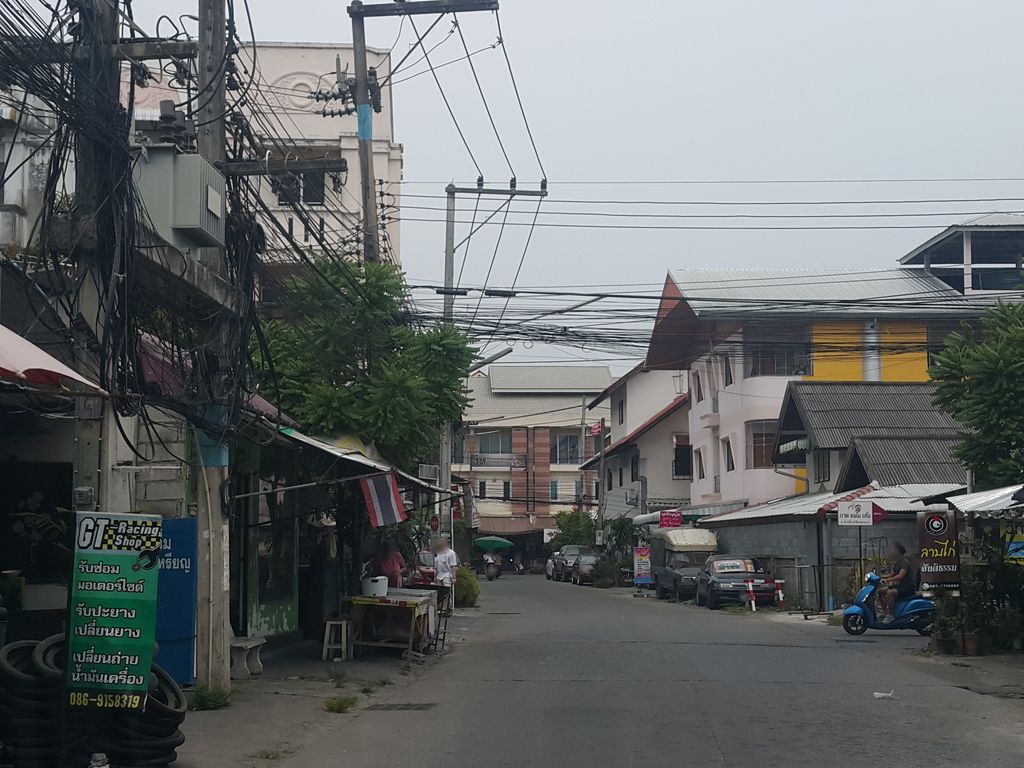 ภาพถนนตรงที่ ซิปปี้มอเตอร์ไบค์ ตั้งอยู่ ถ่ายโดย jrcarlsen พ.ศ. 2559 (2016) · A street-level view of where ซิปปี้มอเตอร์ไบค์ · Sip Pi Motorbike stands, by jrcarlsen in 2559 (2016)