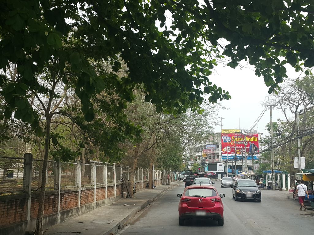 ภาพถนนตรงที่ แดงโมดิฟาย ตั้งอยู่ ถ่ายโดย jrcarlsen พ.ศ. 2559 (2016) · A street-level view of where แดงโมดิฟาย · Daengmodifai stands, by jrcarlsen in 2559 (2016)