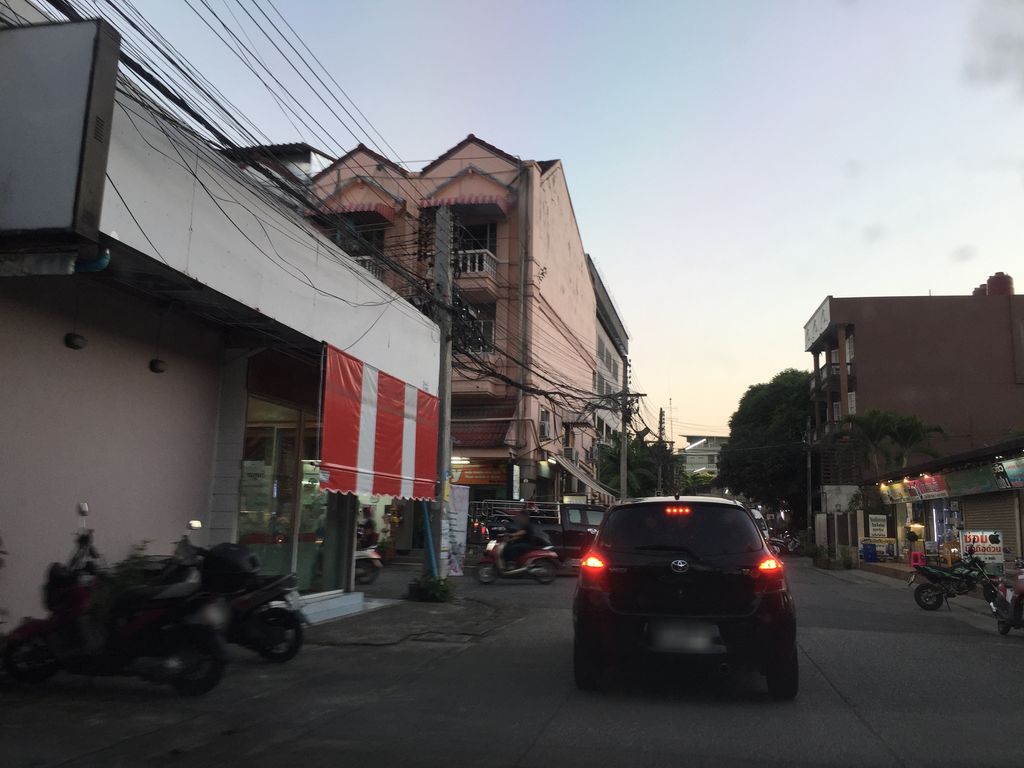 ภาพถนนตรงที่ ช่างทัต ตั้งอยู่ ถ่ายโดย kyoko พ.ศ. 2561 (2018) · A street-level view of where ช่างทัต · Changthat stands, by kyoko in 2561 (2018)