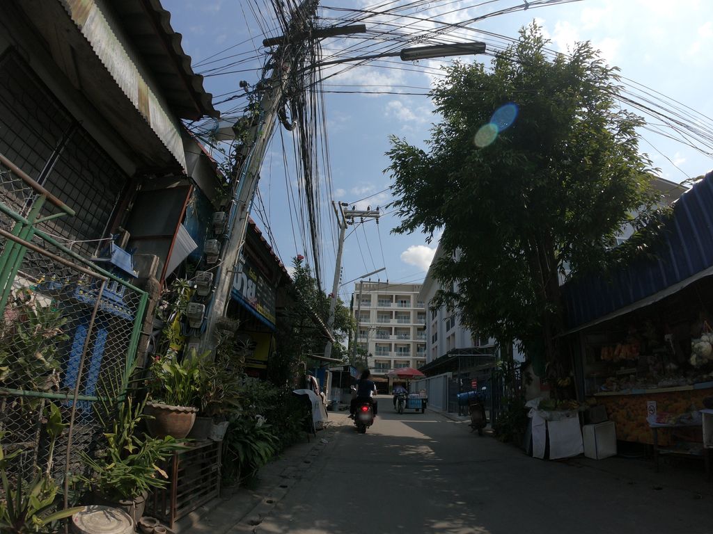 ภาพถนนตรงที่ ช่างหนึ่ง ปะยาง ตั้งอยู่ ถ่ายโดย chanuwath_grab พ.ศ. 2562 (2019) · A street-level view of where ช่างหนึ่ง ปะยาง · Changnueng Payang stands, by chanuwath_grab in 2562 (2019)