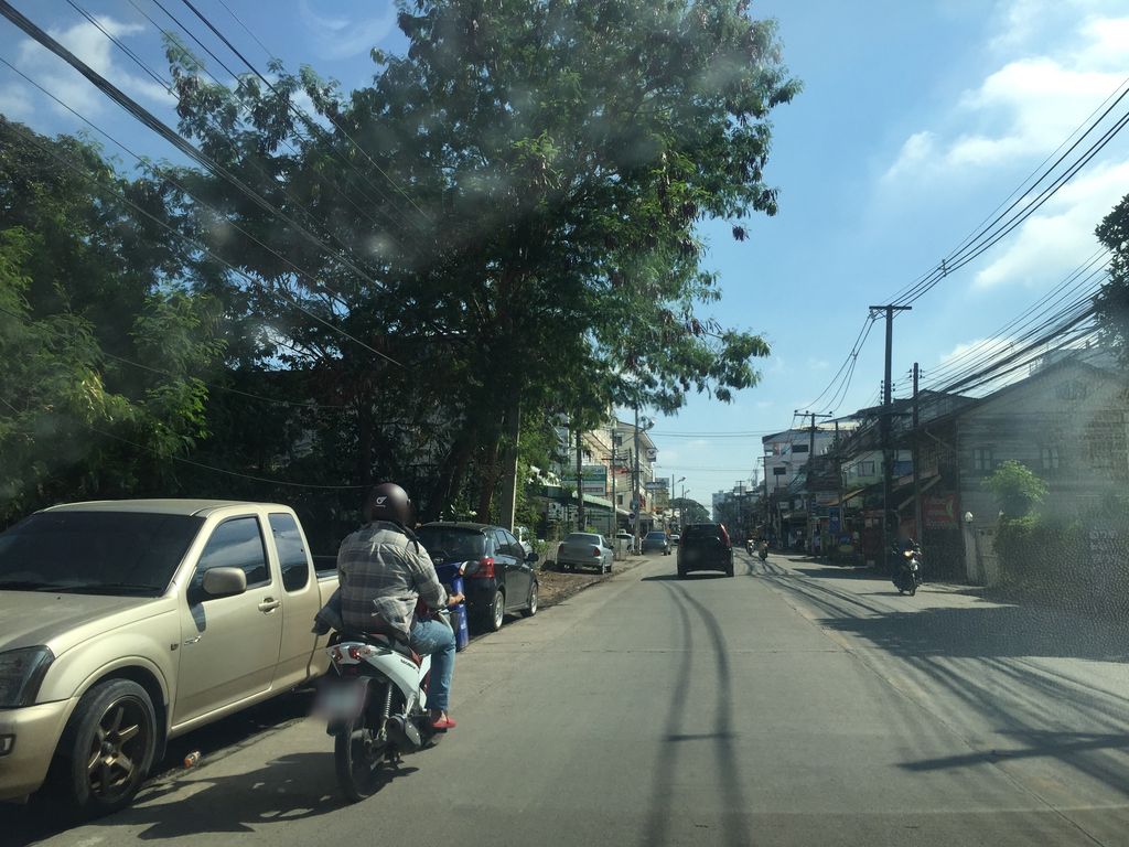 ภาพถนนตรงที่ ดีมอเตอร์ เซอร์วิส ตั้งอยู่ ถ่ายโดย kyoko พ.ศ. 2561 (2018) · A street-level view of where ดีมอเตอร์ เซอร์วิส · Dimatoe Service stands, by kyoko in 2561 (2018)