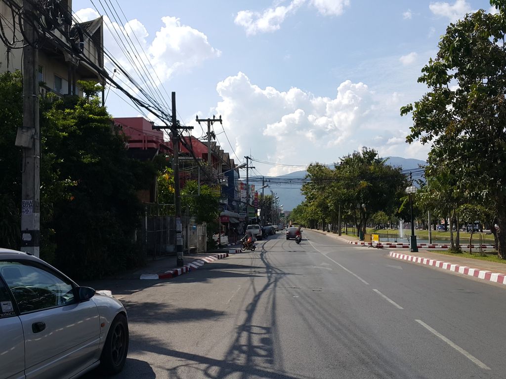 ภาพถนนตรงที่ เลิฟไบค์ รถเช่า ตั้งอยู่ ถ่ายโดย jrcarlsen พ.ศ. 2558 (2015) · A street-level view of where เลิฟไบค์ รถเช่า · Loepbai Rotchao stands, by jrcarlsen in 2558 (2015)