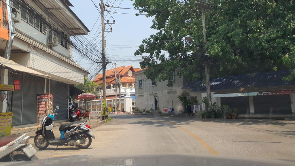 ภาพถนนตรงที่ ซ่อมมอเตอร์ไซค์ [ถนนระแกง หลังวัดพวกช้าง] ตั้งอยู่ ถ่ายโดย jrcarlsen พ.ศ. 2565 (2022) · A street-level view of where ซ่อมมอเตอร์ไซค์ [ถนนระแกง หลังวัดพวกช้าง] · Som Motorcycle [thanon Rakaeng Lang Wat Phuakchang] stands, by jrcarlsen in 2565 (2022)