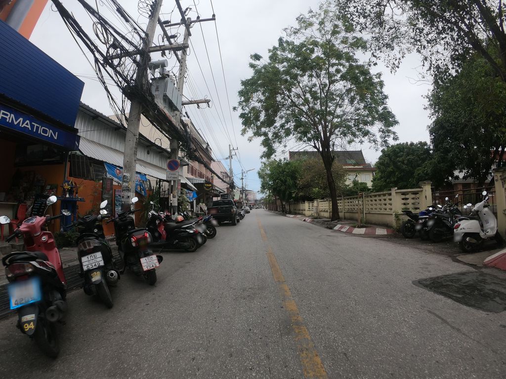 ภาพถนนตรงที่ บิ๊กจั๊มป์ทราเวล ตั้งอยู่ ถ่ายโดย chanuwath_grab พ.ศ. 2562 (2019) · A street-level view of where บิ๊กจั๊มป์ทราเวล · Big Cham Travel stands, by chanuwath_grab in 2562 (2019)