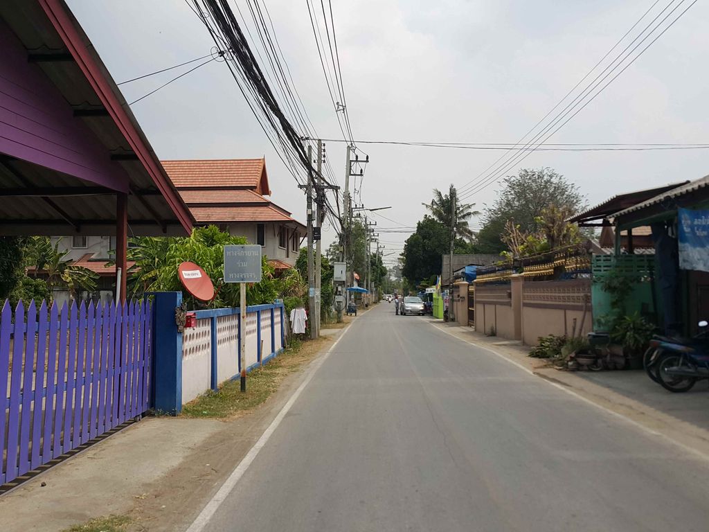 ภาพถนนตรงที่ ช่างน้อย มอเตอร์ ตั้งอยู่ ถ่ายโดย jrcarlsen พ.ศ. 2558 (2015) · A street-level view of where ช่างน้อย มอเตอร์ · Changnoi Motor stands, by jrcarlsen in 2558 (2015)