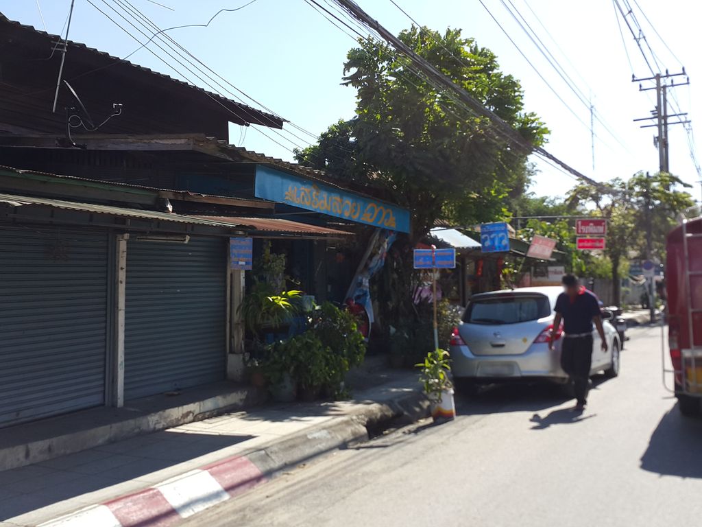 ภาพถนนตรงที่ โจ้ ออโต้ช้อป ตั้งอยู่ ถ่ายโดย jrcarlsen พ.ศ. 2558 (2015) · A street-level view of where โจ้ ออโต้ช้อป · Cho Auto Shop stands, by jrcarlsen in 2558 (2015)