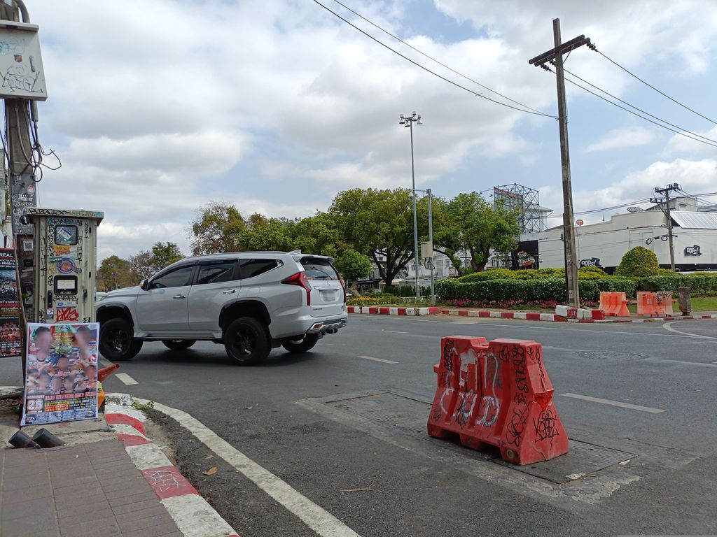 ภาพถนนตรงที่ บิลลี่ ทัวร์ รถให้เช่า ตั้งอยู่ ถ่ายโดย skillsy พ.ศ. 2568 (2025) · A street-level view of where บิลลี่ ทัวร์ รถให้เช่า · Binli Tour Rothaichao stands, by skillsy in 2568 (2025)
