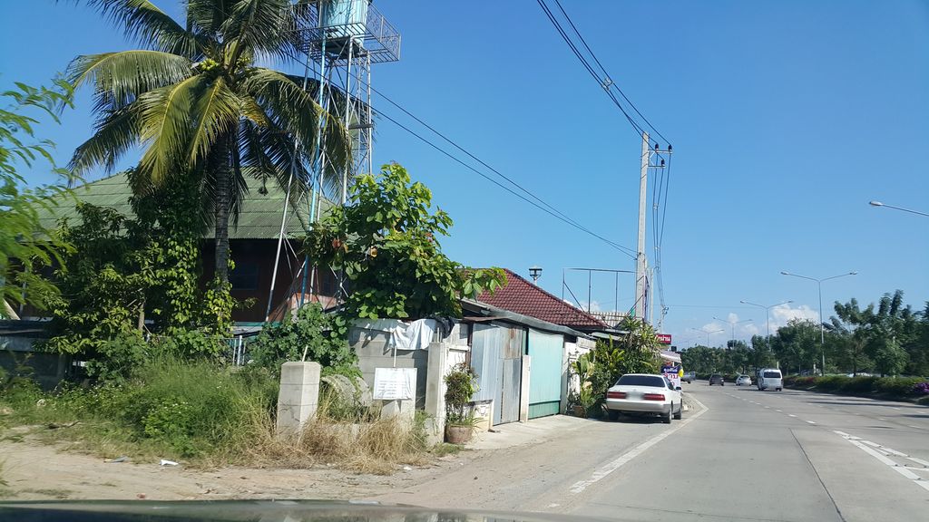 ภาพถนนตรงที่ หลวงอั๋นมอเตอร์ ตั้งอยู่ ถ่ายโดย jrcarlsen พ.ศ. 2559 (2016) · A street-level view of where หลวงอั๋นมอเตอร์ · Luang An Motor stands, by jrcarlsen in 2559 (2016)