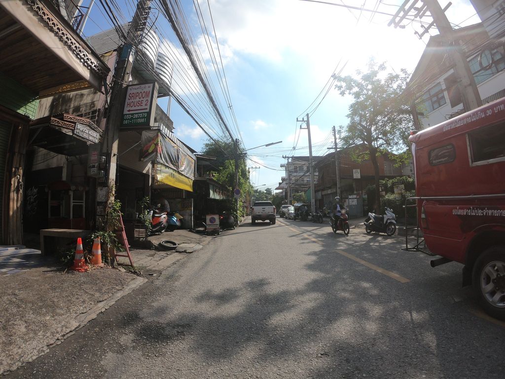 ภาพถนนตรงที่ ซ่อมมอเตอร์ไซค์ ซ่อมเวสป้า ตั้งอยู่ ถ่ายโดย chanuwath_grab พ.ศ. 2562 (2019) · A street-level view of where ซ่อมมอเตอร์ไซค์ ซ่อมเวสป้า · Som Motorcycle Somwetpa stands, by chanuwath_grab in 2562 (2019)