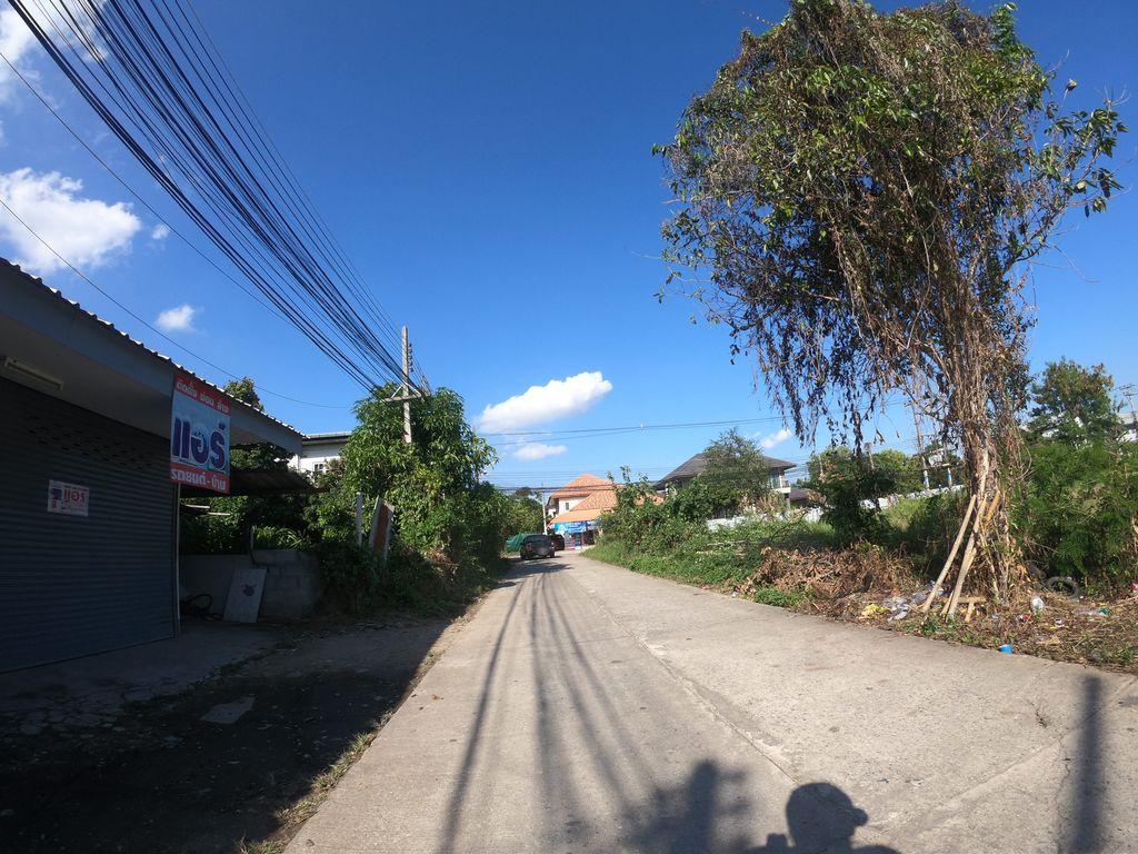 ภาพถนนตรงที่ ร้านซ่อมมอเตอร์ไซค์ ปะยาง (วรุณนิวเศน์ ซอย 2) ตั้งอยู่ ถ่ายโดย chanuwath_grab พ.ศ. 2562 (2019) · A street-level view of where ร้านซ่อมมอเตอร์ไซค์ ปะยาง (วรุณนิวเศน์ ซอย 2) · Ran Som Motorcycle Payang (warunniose Soi 2) stands, by chanuwath_grab in 2562 (2019)