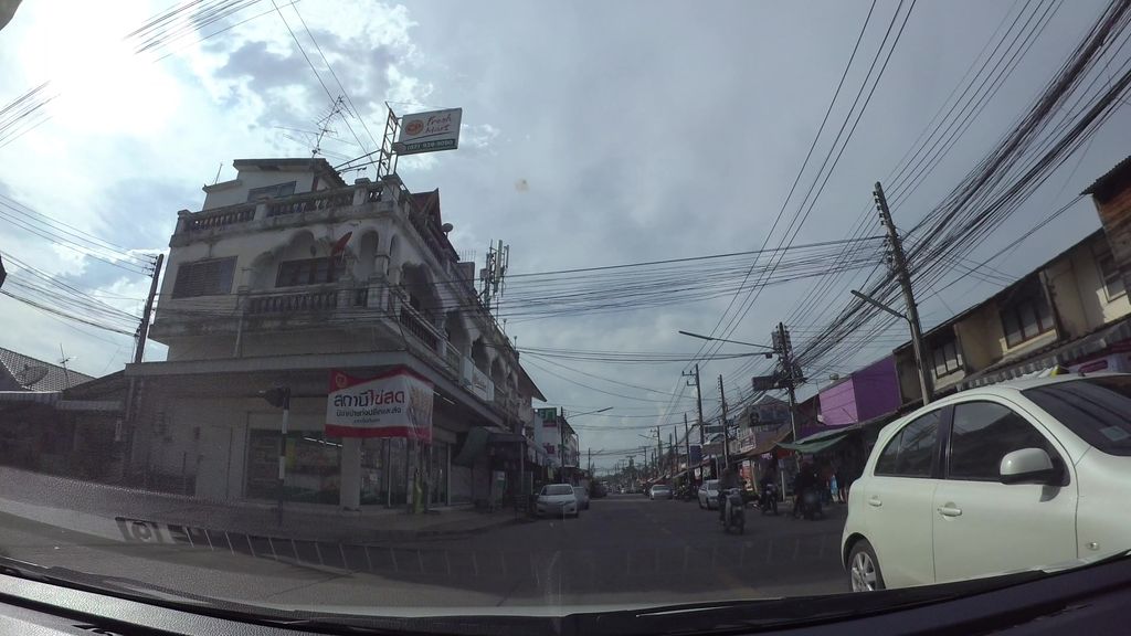 ภาพถนนตรงที่ สายฟ้าเรสซิ่งช้อป ตั้งอยู่ ถ่ายโดย kaart_3 พ.ศ. 2562 (2019) · A street-level view of where สายฟ้าเรสซิ่งช้อป · Saifa Retsing Shop stands, by kaart_3 in 2562 (2019)
