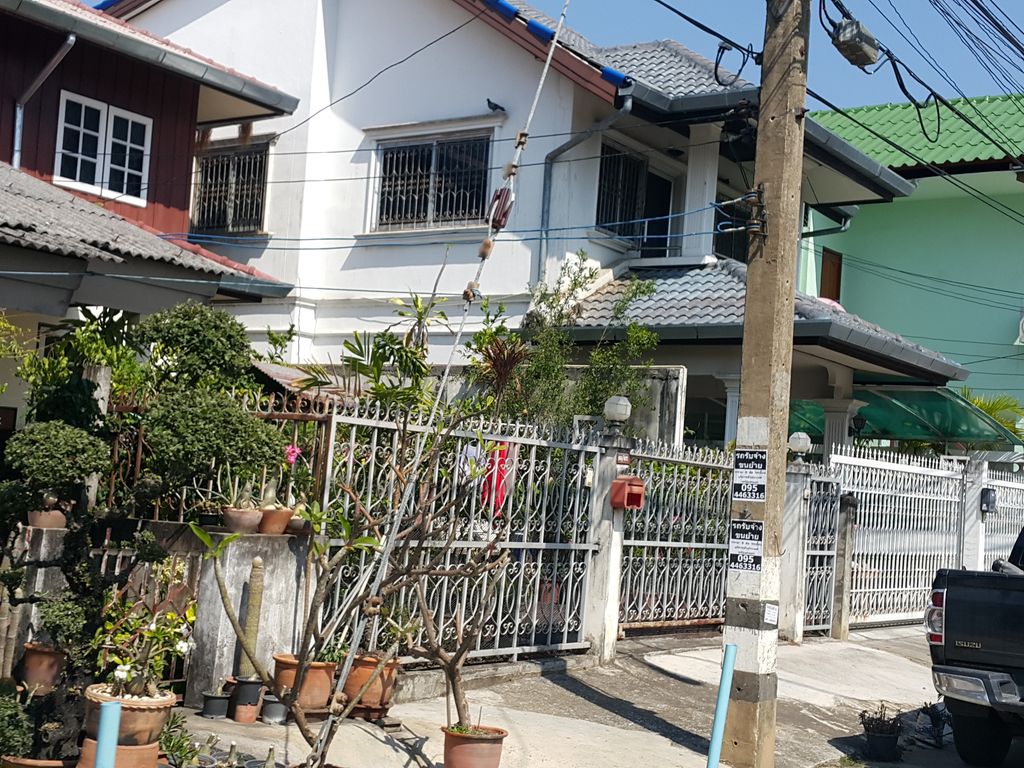ภาพถนนตรงที่ ร้านซ่อมมอเตอร์ไซค์  [การเคหะหนองหอย] ตั้งอยู่ ถ่ายโดย jrcarlsen พ.ศ. 2559 (2016) · A street-level view of where ร้านซ่อมมอเตอร์ไซค์  [การเคหะหนองหอย] · Ran Som Motorcycle [kan Khehanonghoi] stands, by jrcarlsen in 2559 (2016)