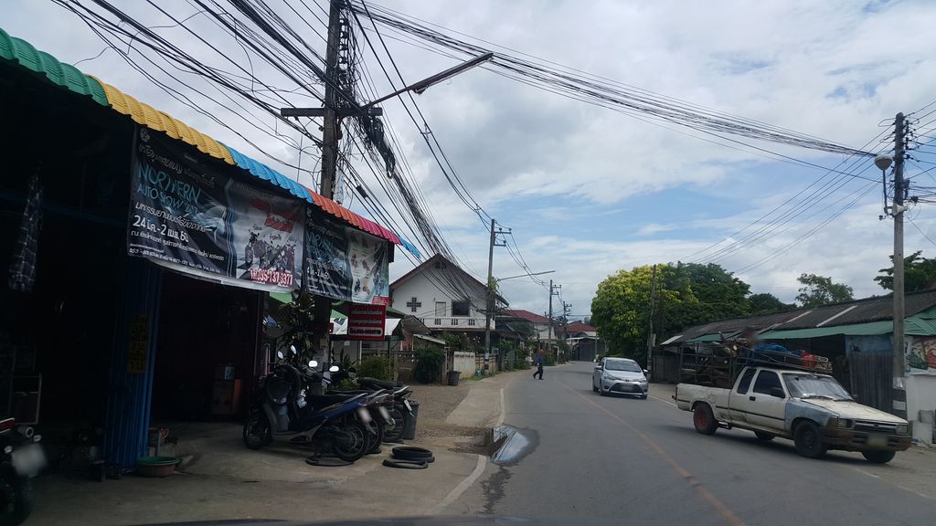 ภาพถนนตรงที่ โอมอเตอร์ หน้าวัดป่าข่อยใต้ ตั้งอยู่ ถ่ายโดย jrcarlsen พ.ศ. 2560 (2017) · A street-level view of where โอมอเตอร์ หน้าวัดป่าข่อยใต้ · Omatoe Naoda Pa Khoi Tai stands, by jrcarlsen in 2560 (2017)