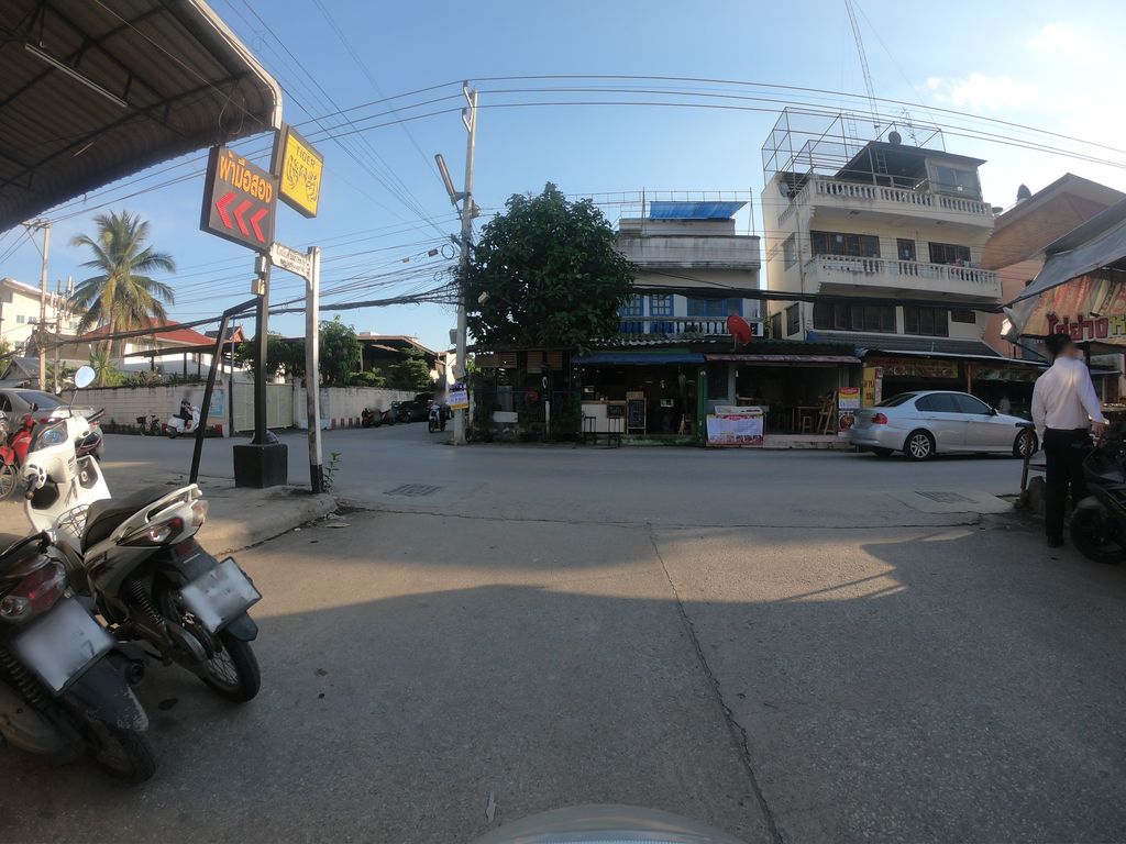 ภาพถนนตรงที่ ต้อม มอเตอร์ ตั้งอยู่ ถ่ายโดย chanuwath_grab พ.ศ. 2562 (2019) · A street-level view of where ต้อม มอเตอร์ · Tom Motor stands, by chanuwath_grab in 2562 (2019)