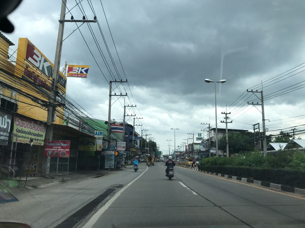 ภาพถนนตรงที่ ภาสินีแม่แตง (สาขาข่วงสิงห์) ขายรถมอเตอร์ไซค์ ตั้งอยู่ ถ่ายโดย prasert พ.ศ. 2561 (2018) · A street-level view of where ภาสินีแม่แตง (สาขาข่วงสิงห์) ขายรถมอเตอร์ไซค์ · Phasinimaetaeng (sakha Khwongsing) Khairot Motorcycle stands, by prasert in 2561 (2018)