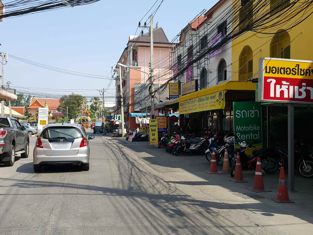 ภาพถนนตรงที่ เดอะ วาย รถให้เช่า The Y ตั้งอยู่ ถ่ายโดย jrcarlsen พ.ศ. 2558 (2015) · A street-level view of where เดอะ วาย รถให้เช่า The Y stands, by jrcarlsen in 2558 (2015)
