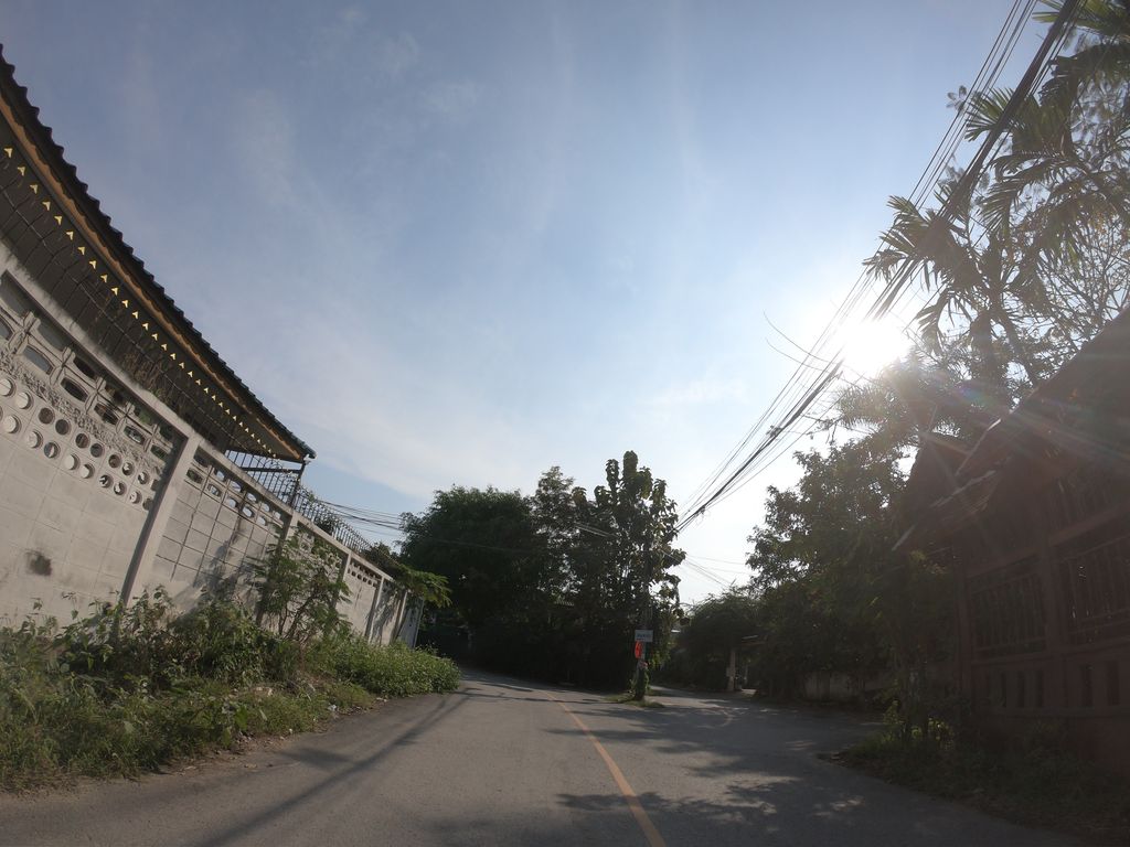 ภาพถนนตรงที่ ช่างอ๊อฟหลังโป ตั้งอยู่ ถ่ายโดย chanuwath_grab พ.ศ. 2562 (2019) · A street-level view of where ช่างอ๊อฟหลังโป · Chang Oplangpo stands, by chanuwath_grab in 2562 (2019)