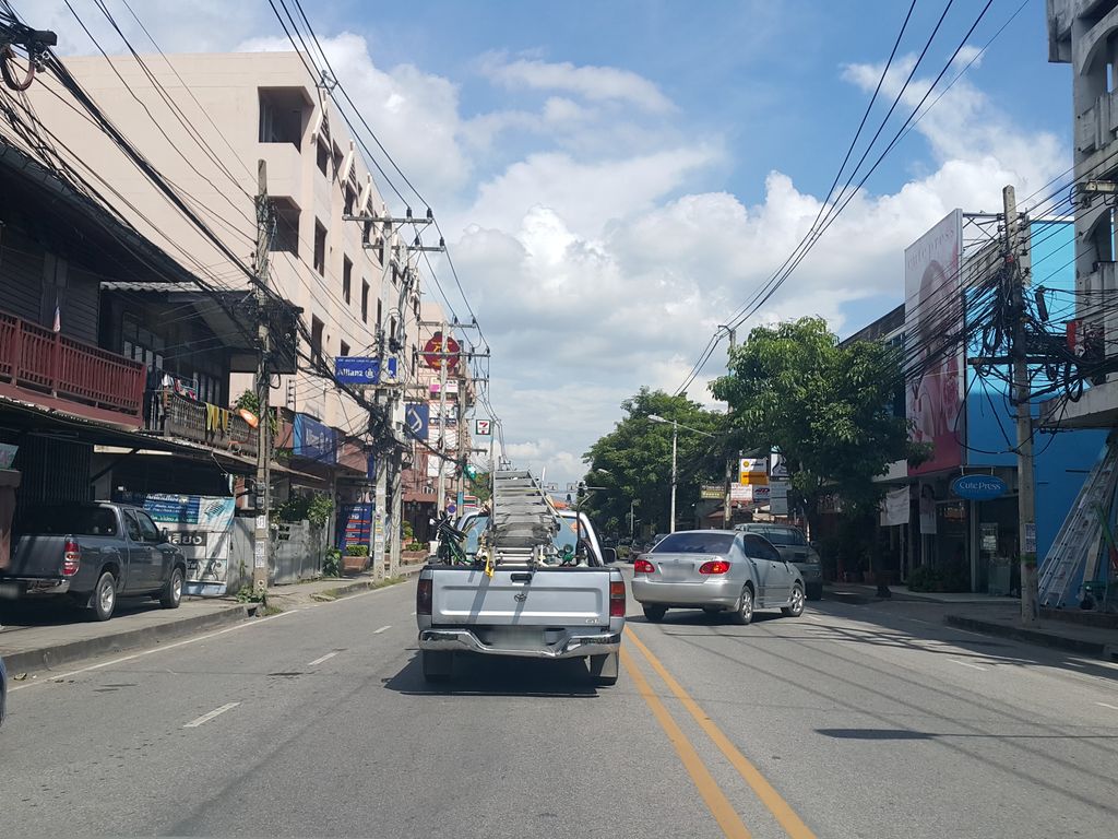 ภาพถนนตรงที่ ลักกี้ ไบค์ เรนทรัล ตั้งอยู่ ถ่ายโดย jrcarlsen พ.ศ. 2558 (2015) · A street-level view of where ลักกี้ ไบค์ เรนทรัล · Lakki Bike Rensan stands, by jrcarlsen in 2558 (2015)