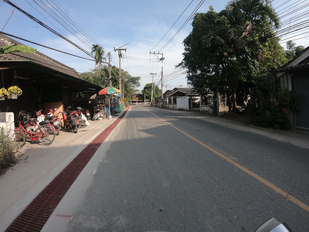 ภาพถนนตรงที่ ร้านซ่อมมอเตอร์ไซค์ [บ้านท่าเดื่อ สันผีเสื้อ ] ตั้งอยู่ ถ่ายโดย chanuwath_grab พ.ศ. 2562 (2019) · A street-level view of where ร้านซ่อมมอเตอร์ไซค์ [บ้านท่าเดื่อ สันผีเสื้อ ] · Ran Som Motorcycle [ban Tha Duea San Phisuea ] stands, by chanuwath_grab in 2562 (2019)