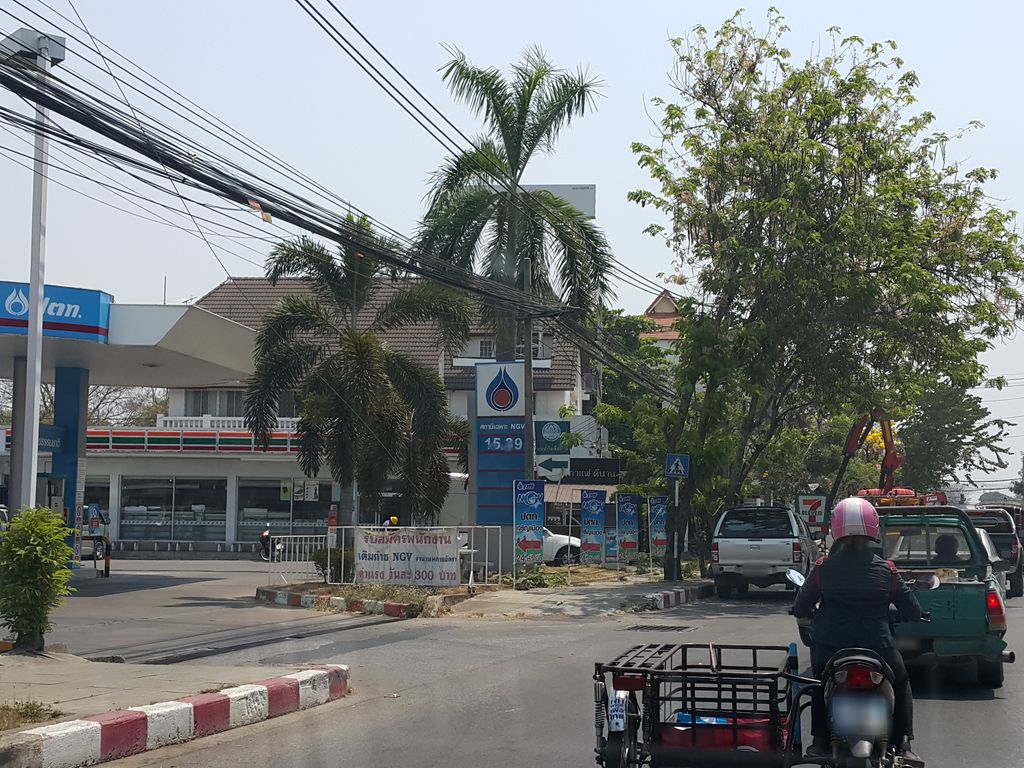 ภาพถนนตรงที่ G3 การาจ ไบค์ ช็อป ตั้งอยู่ ถ่ายโดย jrcarlsen พ.ศ. 2559 (2016) · A street-level view of where G3 การาจ ไบค์ ช็อป · G3 Karat Bike Shop stands, by jrcarlsen in 2559 (2016)