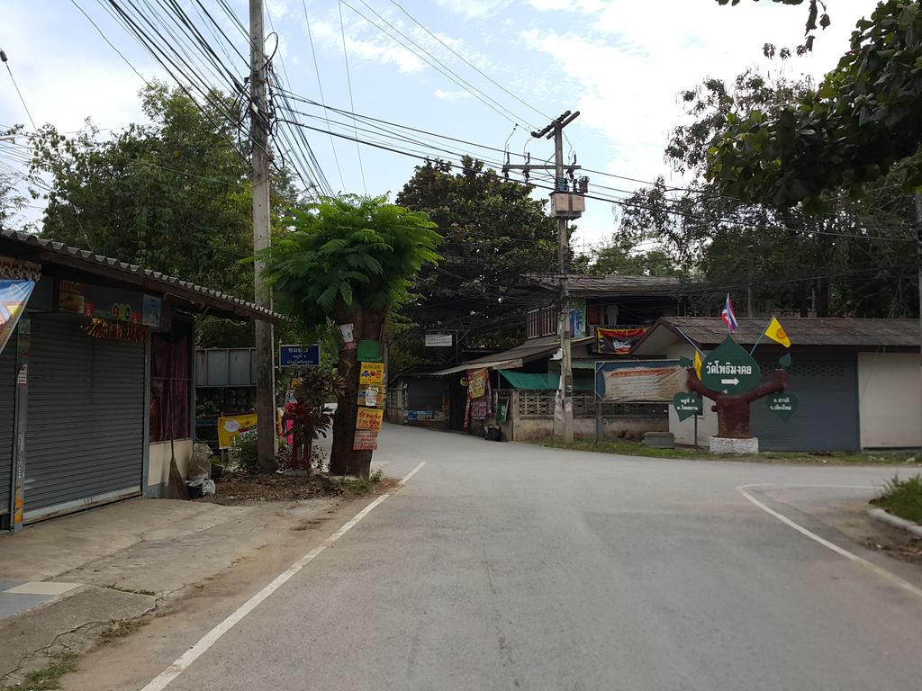 ภาพถนนตรงที่ ช่างเอมอเตอร์ ตั้งอยู่ ถ่ายโดย jrcarlsen พ.ศ. 2558 (2015) · A street-level view of where ช่างเอมอเตอร์ · Change Motor stands, by jrcarlsen in 2558 (2015)