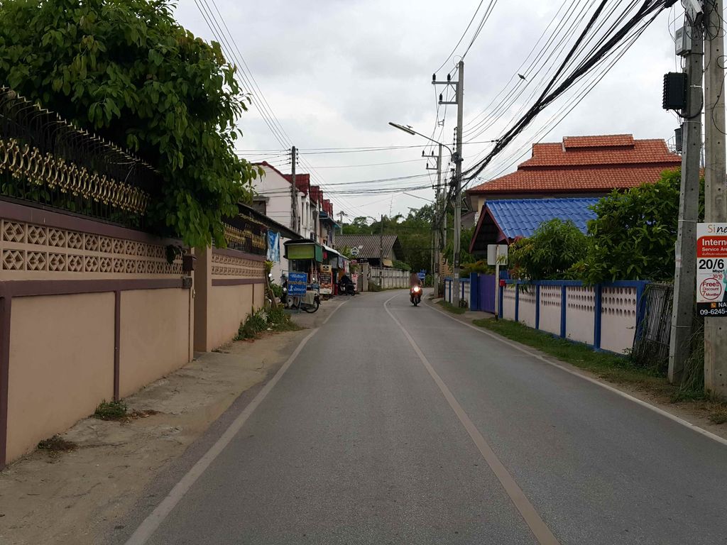 ภาพถนนตรงที่ ร้านซ่อมมอเตอร์ไซค์ [บ้านเสาหิน] ตั้งอยู่ ถ่ายโดย jrcarlsen พ.ศ. 2558 (2015) · A street-level view of where ร้านซ่อมมอเตอร์ไซค์ [บ้านเสาหิน] · Ran Som Motorcycle [ban Saohin] stands, by jrcarlsen in 2558 (2015)