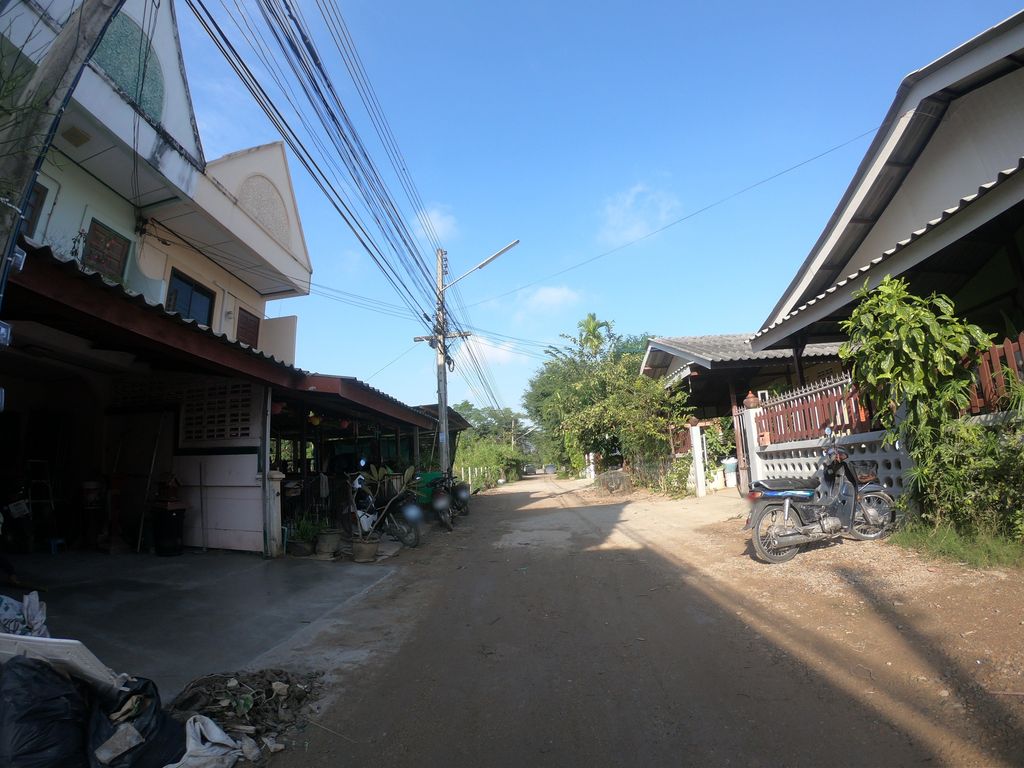 ภาพถนนตรงที่ ร้านซ่อมมอเตอร์ไซค์ [ป่าแดด] ตั้งอยู่ ถ่ายโดย chanuwath_grab พ.ศ. 2562 (2019) · A street-level view of where ร้านซ่อมมอเตอร์ไซค์ [ป่าแดด] · Ran Som Motorcycle [Pa Daet] stands, by chanuwath_grab in 2562 (2019)