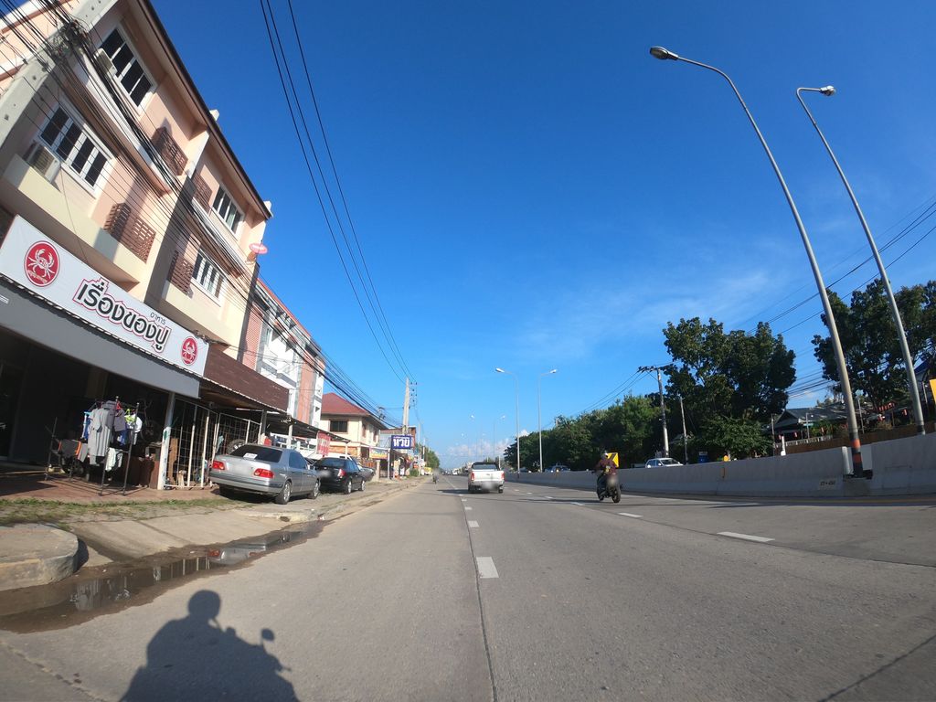 ภาพถนนตรงที่ โร เฮ้าส์ การาจ ตั้งอยู่ ถ่ายโดย chanuwath_grab พ.ศ. 2562 (2019) · A street-level view of where โร เฮ้าส์ การาจ · Ro House Karat stands, by chanuwath_grab in 2562 (2019)