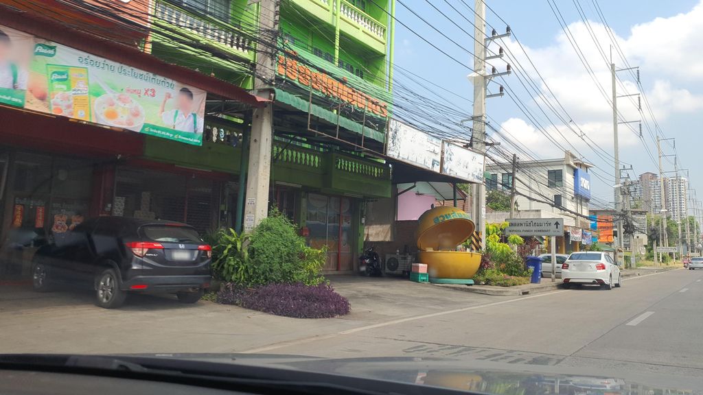 ภาพถนนตรงที่ เชาว์ สกูตเตอร์ ตั้งอยู่ ถ่ายโดย jrcarlsen พ.ศ. 2565 (2022) · A street-level view of where เชาว์ สกูตเตอร์ · Chao Sakuttoe stands, by jrcarlsen in 2565 (2022)