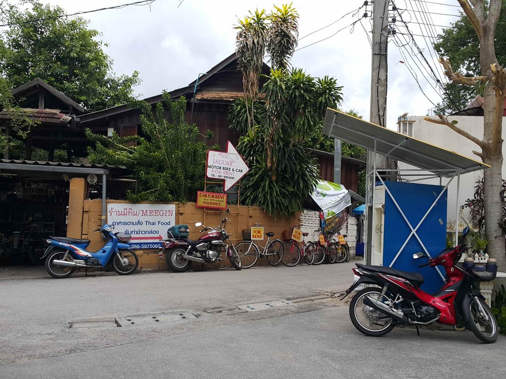 ภาพถนนตรงที่ จากัวร์ มอเตอร์ และ รถยนต์ให้เช่า ตั้งอยู่ ถ่ายโดย jrcarlsen พ.ศ. 2558 (2015) · A street-level view of where จากัวร์ มอเตอร์ และ รถยนต์ให้เช่า · Chakua Motor Lae Rathayon Haichao stands, by jrcarlsen in 2558 (2015)