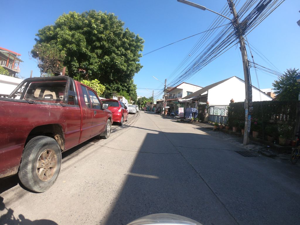 ภาพถนนตรงที่ รักษ์เจริญยนต์ 888 ตั้งอยู่ ถ่ายโดย chanuwath_grab พ.ศ. 2562 (2019) · A street-level view of where รักษ์เจริญยนต์ 888 · Rak Charoen Yon 888 stands, by chanuwath_grab in 2562 (2019)