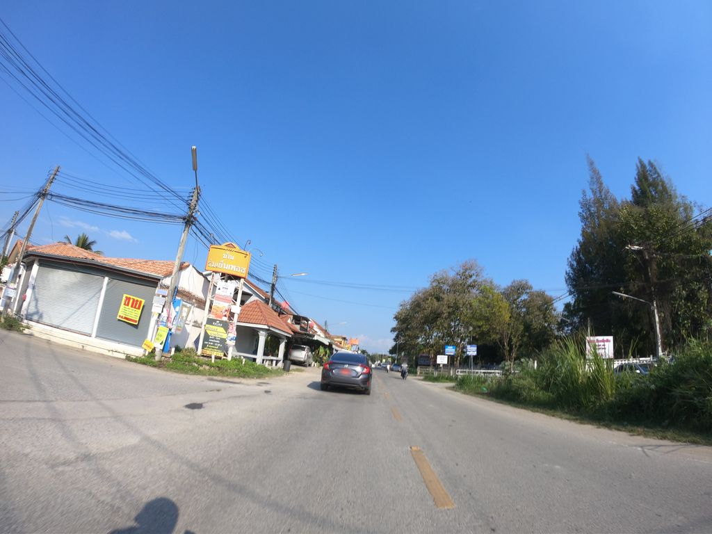 ภาพถนนตรงที่ บอยร่มเย็น มอเตอร์ ตั้งอยู่ ถ่ายโดย chanuwath_grab พ.ศ. 2562 (2019) · A street-level view of where บอยร่มเย็น มอเตอร์ · Boiromyen Motor stands, by chanuwath_grab in 2562 (2019)